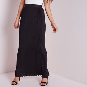 NWTs MISSGUIDED • Column Black Pleated Maxi Skirt